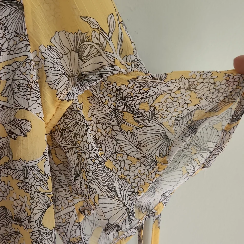 Liz Claborne Medium Yellow and Gray Floral Blouse with a Shell Lining - Picture 3 of 9